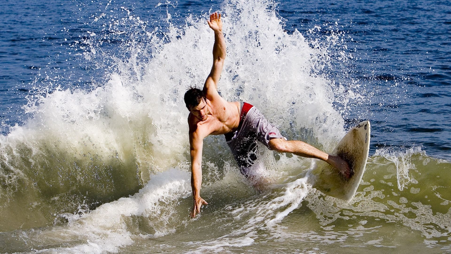 迈凯伦鏖战索伯车队，阿隆索状态火热，一场技术与意志的较量